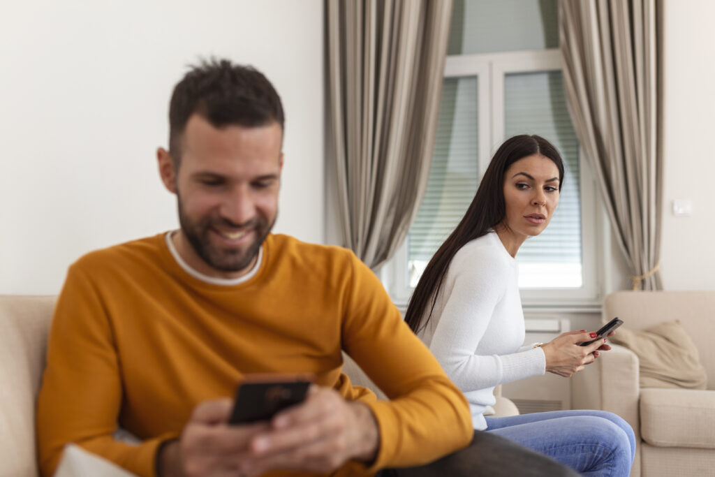 il regarde d'autres femmes